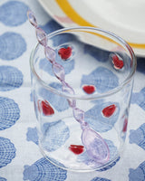 Set 2 bicchieri And Nook in vetro borosilicato fatto a mano con decorazione a cuori rossi, capacità 250 ml, design elegante e artigianale per la tavola.