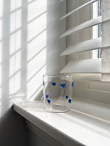 Set 2 bicchieri And Nook in vetro borosilicato fatto a mano con decorazione a cuori blu, capacità 250 ml, design elegante e artigianale per la tavola.