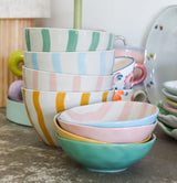 Set 4 ciotole And Nook Sway in ceramica dipinta a mano con frase interna in rilievo, ideali per zuppe, insalate e snack, con confezione regalo colorata.