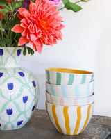 Set 4 ciotole And Nook Sway in ceramica dipinta a mano con frase interna in rilievo, ideali per zuppe, insalate e snack, con confezione regalo colorata.