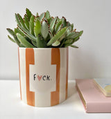 Vaso And Nook in ceramica dipinta a mano con righe terracotta e scritta ironica, realizzato in Portogallo e ideale per piante e decorazione d'interni.